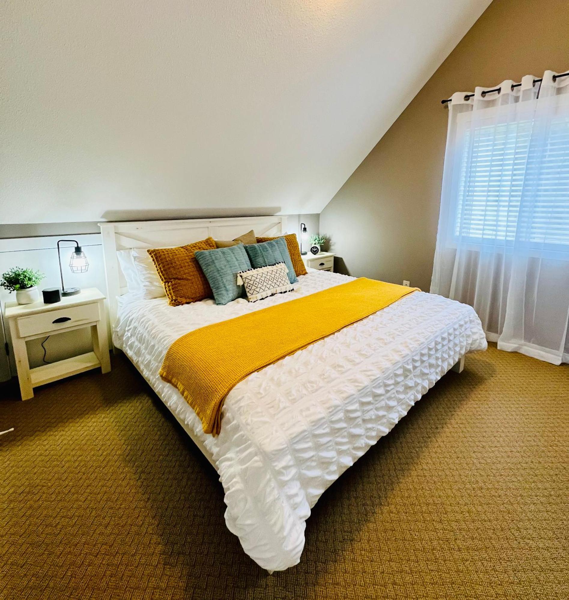 Jasmine Cottage Kelowna Bagian luar foto